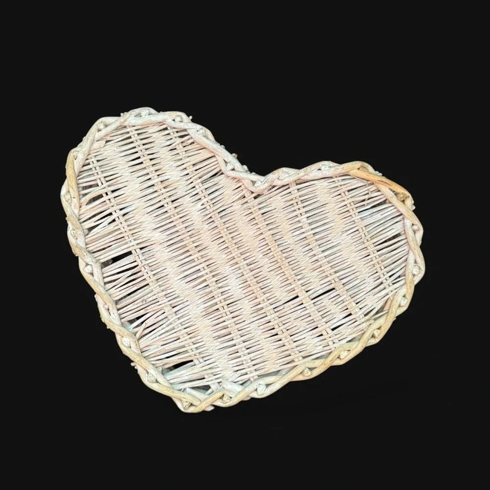 Vintage Woven Rattan Heart Basket/Shelf🤎🧺